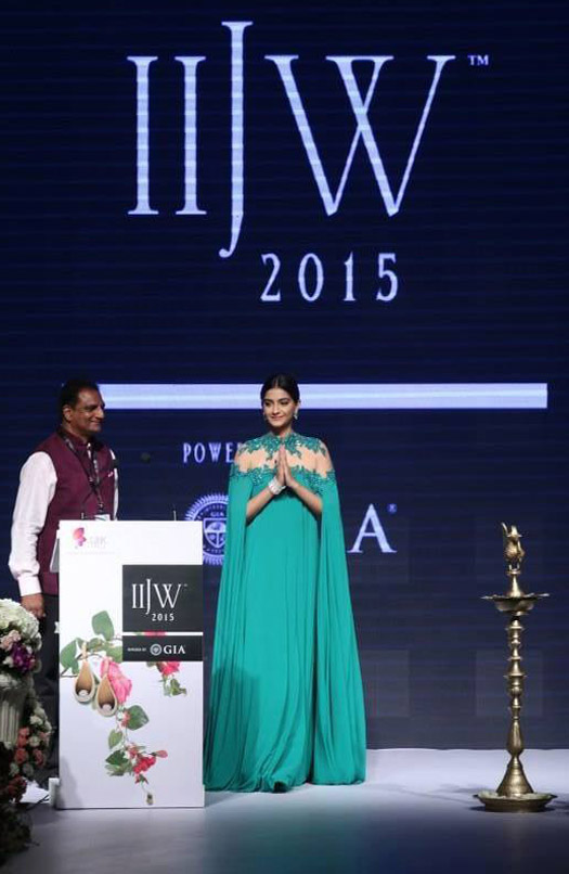 Sonam Kapoor Dons A Sexy Backless Gown Iijw 2015s Inaugural Event Koimoi 