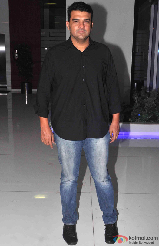 Here's how to wear a casual shirt like Ranbir Kapoor in Tamasha