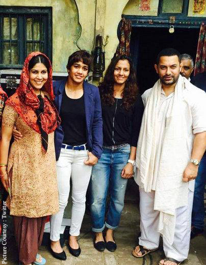  Aamir Khan poses with Sakshi Tanwar and Babita and Geeta Phogat on the sets of Dangal