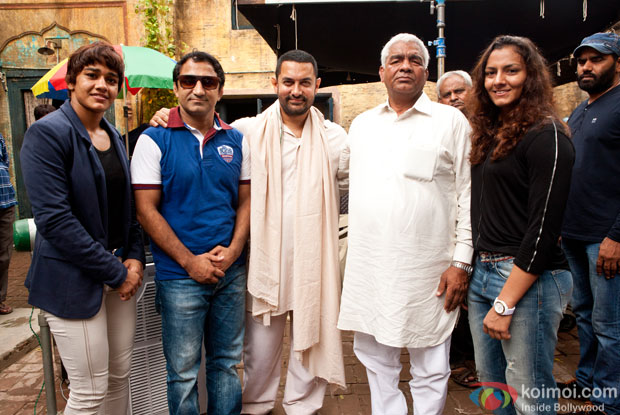 Babita Phogat, Aamir Khan,  Mahavir Singh Phogat and Geeta Phogat during the Dangal mahurat shot