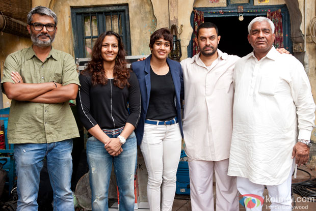Geeta Phogat, Babita Phogat, Aamir Khan and Mahavir Singh Phogat during the Dangal mahurat shot