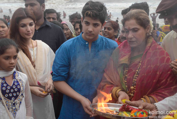 Twinkle Khanna, Aarav Kumar And Dimple Kapadia during the ganapati visarjan