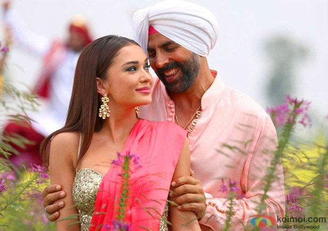 Amy Jackson and Akshay Kumar in a still from movie 'Singh Is Bliing'