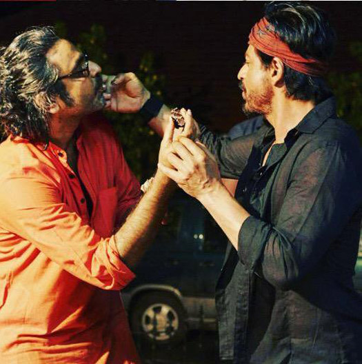 Sha Rukh Khan celebrating the birthday of Avinash Gowariker on the sets of Dilwale