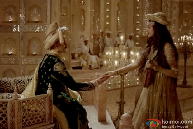 Ranveer Singh and Deepika Padukone in a 'Deewani Mastani' song still from 'Bajirao Mastani'