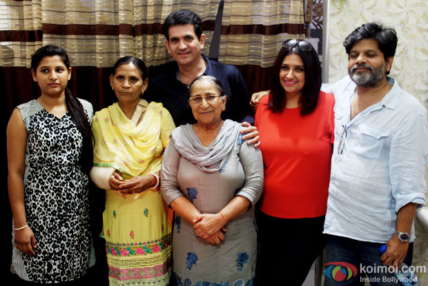 Poonam,Sukhpreet, Dalbir, Omung Kumar, Vanita Kumar and Kiran Deohans at Dalbir home