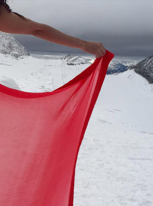  Anushka Sharma clad in a sari romancing on the top of snowcapped mountains