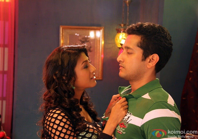 Paoli Dam and Parambrata Chatterjee in Yaara Silly Silly Movie Stills Pic 1