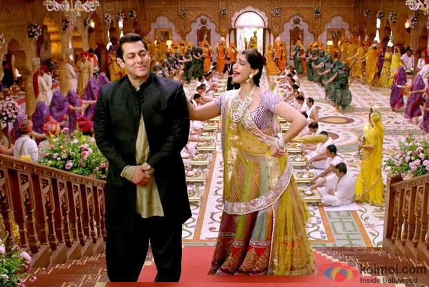 Salman Khan and Sonam Kapoor in a still from 'Prem Ratan Dhan Payo'
