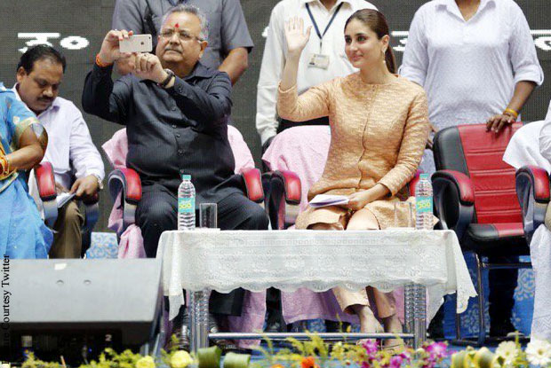 Chhattisgarh CM Raman Singh Clicking Selfie With Kareena Kapoor Khan