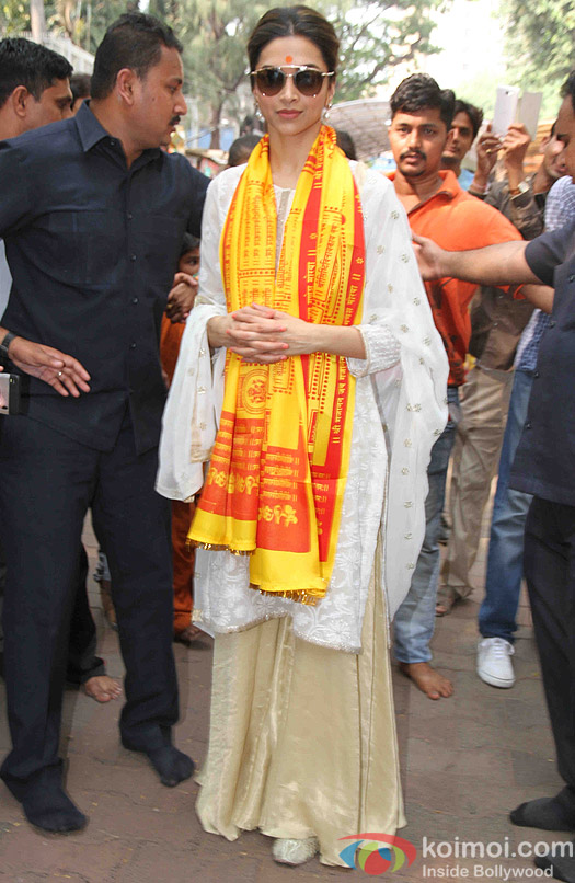 Deepika Padukone visited the Siddhivinayak temple to seek blessings for Ranbir Kapoor and 'Tamasha'