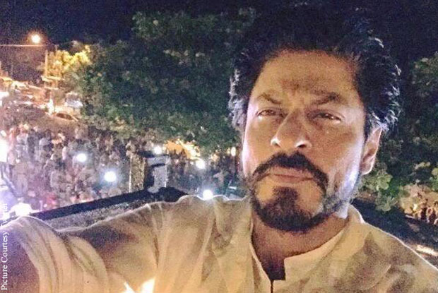Shah Rukh Khan stood in a balcony of his house Mannat