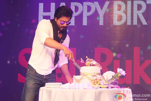 Indian actor Shahrukh Khan cutting the cake with Anushka Sharma on his 53rd  birthday at the trailer launch event of his upcoming film Zero in Mumbai  Stock Photo - Alamy