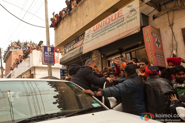 Aamir Khan is filming for Dangal in Ludhiana was greeted with a street full of fans!
