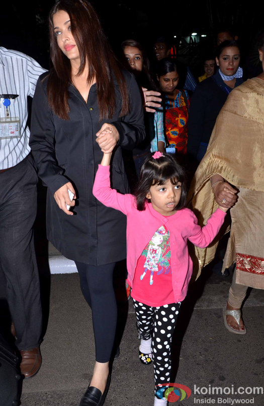 Aishwarya Rai Bachchan and Aaradhya Bachchan Spotted At Airport