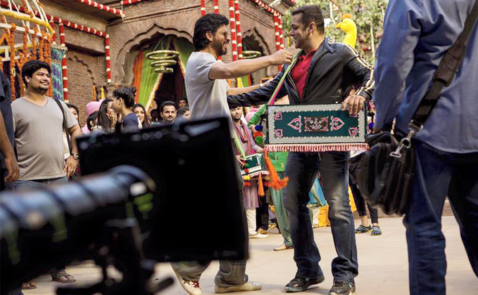'Raees' Shah Rukh Gives A Surprise Visit To 'Sultan' Salman While Shooting