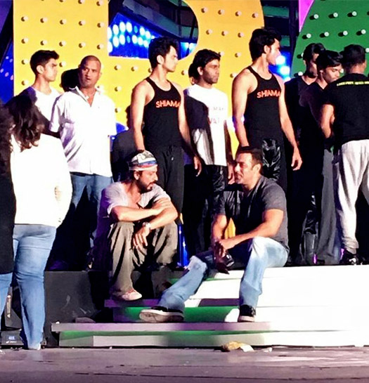 Snapped : Shah Rukh & Salman Chatting During TOIFA Rehearsals