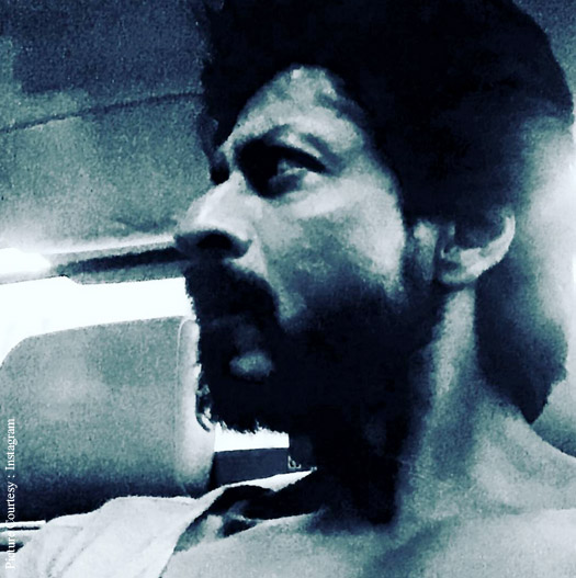 Shah Rukh Khan goes 'tanned, scruffy, kohl-eyed' for 'Raees'