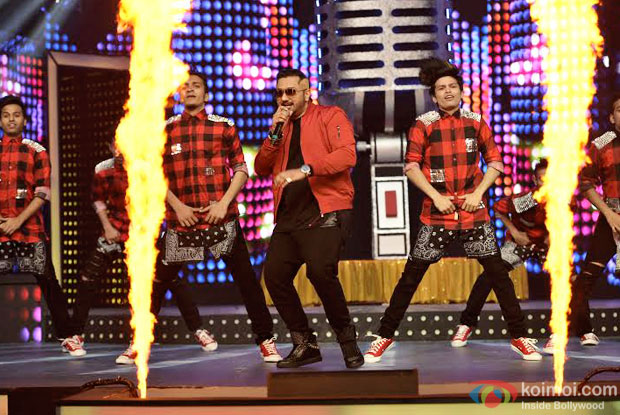 Yo Yo Honey Singh performing at 8th Mirchi Music Awards