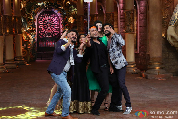 Ritesh Deshmukh, Vivek Oberoi, Urvashi Rautela, Bharti and Krishna on the sets of Comedy Nights Bachao