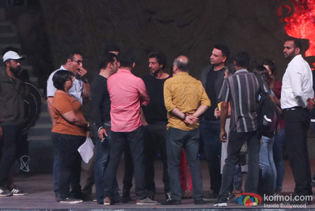 Salman Khan and Shah Rukh Khan were seen rehearsing together at BKC for the screen awards