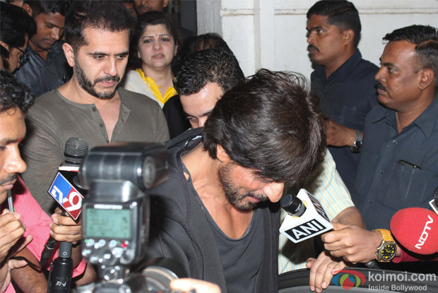 Shah Rukh Khan meets Raj Thackeray at his Residence
