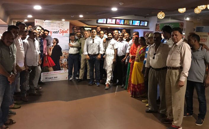 SRK held a special screening of 'Jab Harry Met Sejal' for Jodhpur Guides!