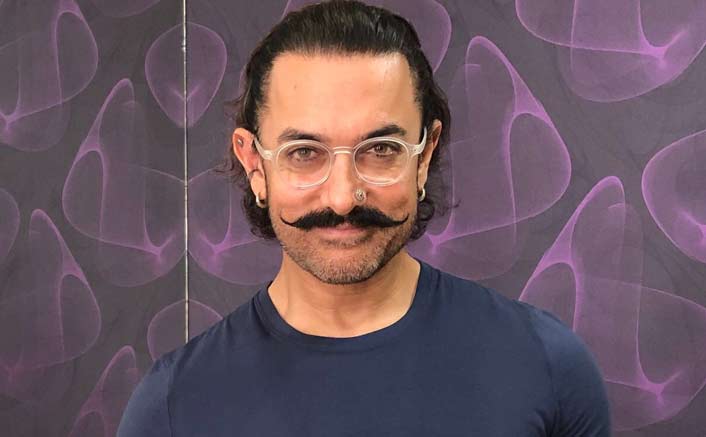 Aamir accepts 'Pad Man Challenge', poses with sanitary pad