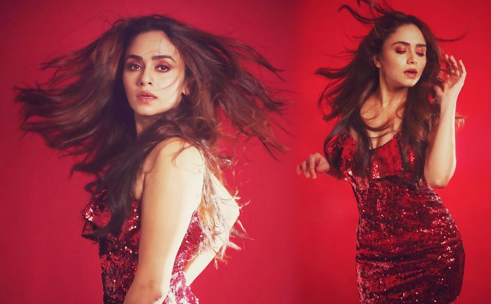 Amruta Khanvilkar set to rock the party in red
