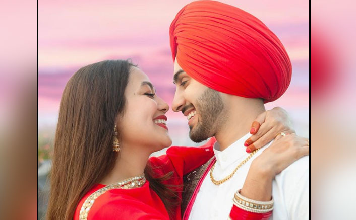 Rohanpreet Singh & Neha Kakkar Kiss On Their First Wedding Anniversary