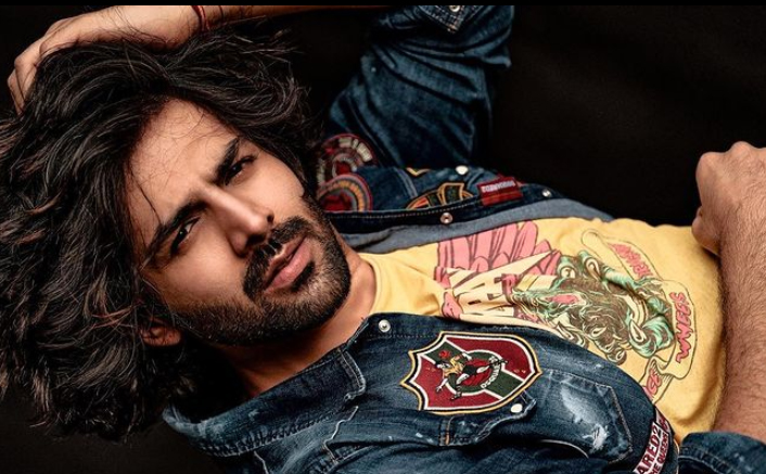 Kartik Aaryan Shares A Glimpse From The Set Of Dhamaka And Leaves Us In Splits