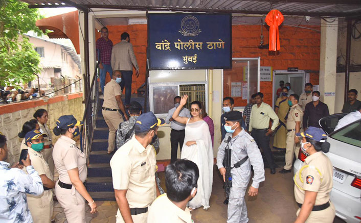 Kangana Ranaut & Sister Rangoli Chandel Snapped At Bandra Police Station