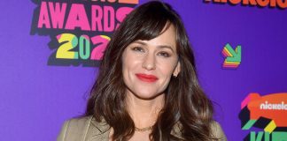 JENNIFER GARNER DOESN'T WANT TO 'COMPLICATE' LIFE WITH LOVE AND MARRIAGE