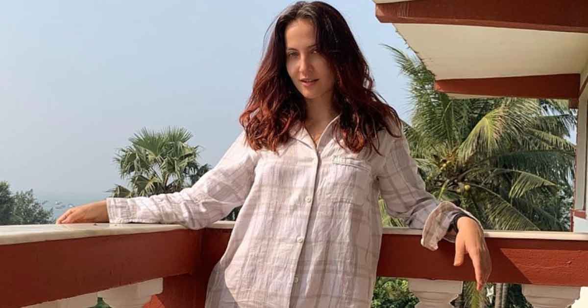 Elli AvrRam lets tomboy in her walk out of closet