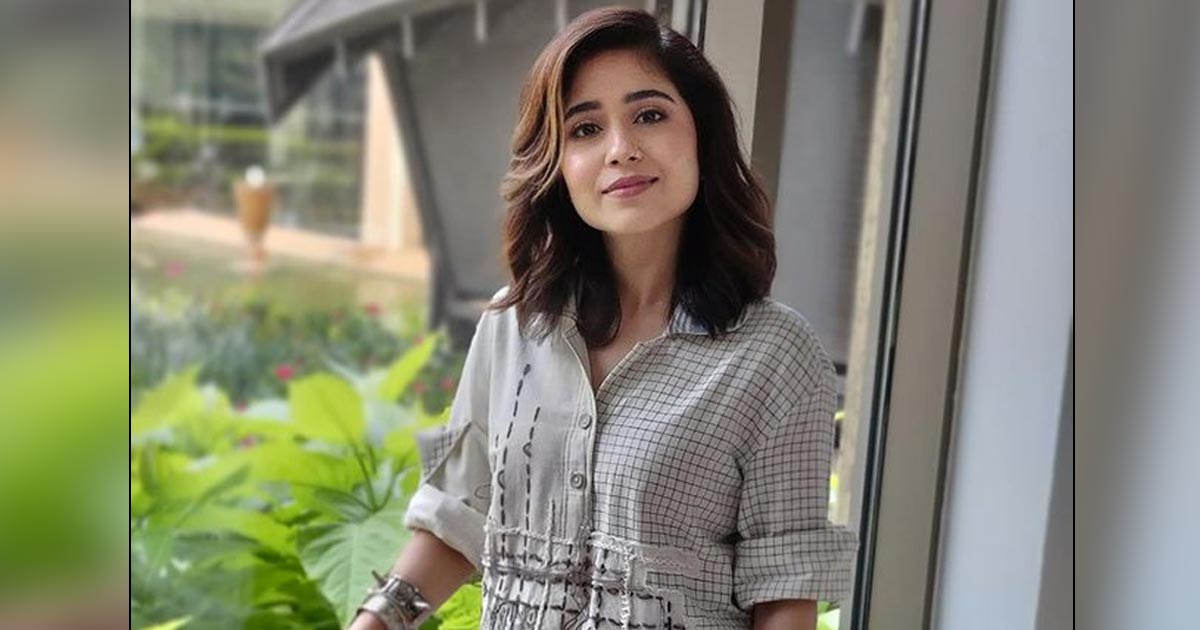 Shweta Tripathi Shooting Amid The Rise In COVID-19 Cases: "Through Thick & Thin, We'll Keep Our Smiles Intact" - Check Out