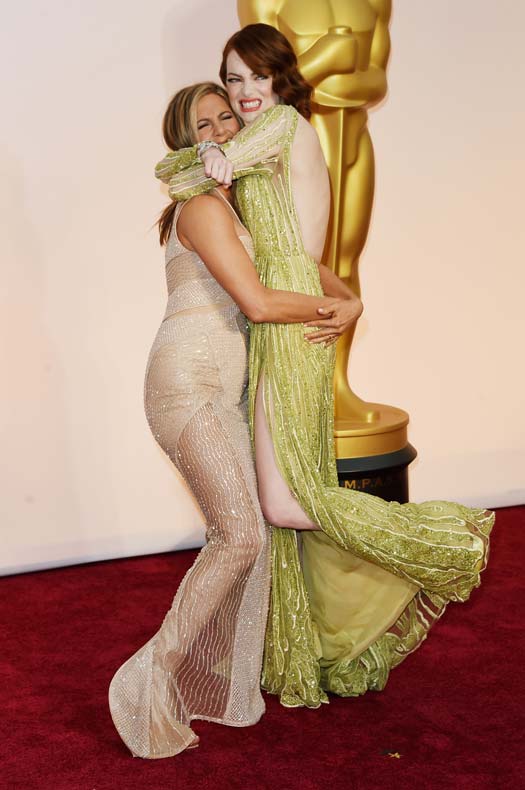 Jennifer Aniston Lifting Emma Stone Was A Sight To Behold On The Oscar's Red Carpet
