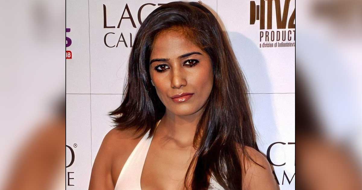 Poonam Pandey Calls First Carrier Of COVID 'Lay Lee Sub Kee'