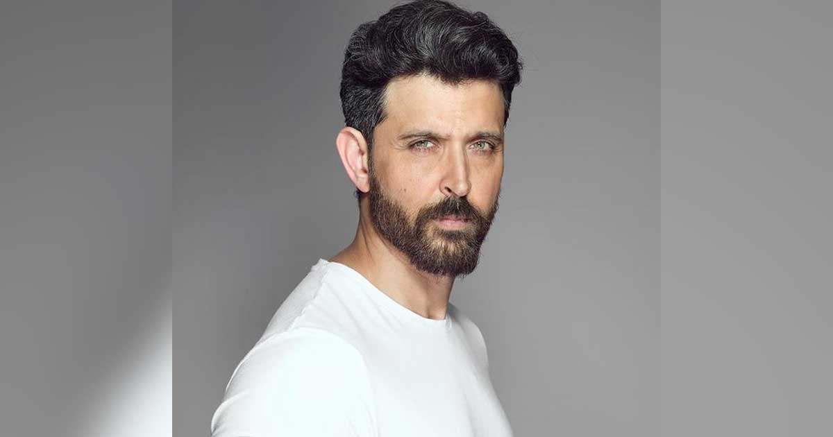 Hrithik Roshan Gives A Gift To The Action Team Of Vikram Vedha Remake