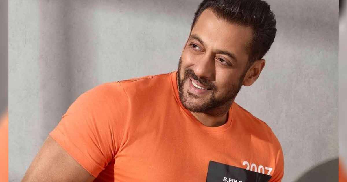 Salman Khan Eating 3 Samosas Has Made To The News & We Wonder Who Will Report "What Did He Do Afterwards?" Next - Deets Inside