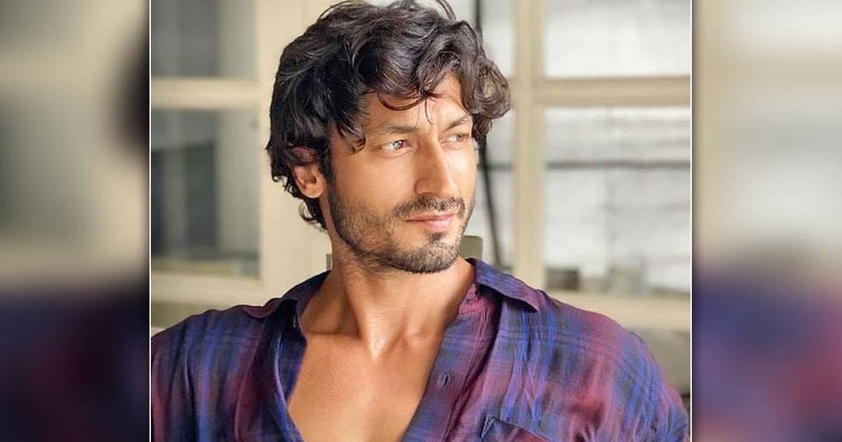 Vidyut Jammwal Shows How Six People Can Lift A Person With Just Two Fingers