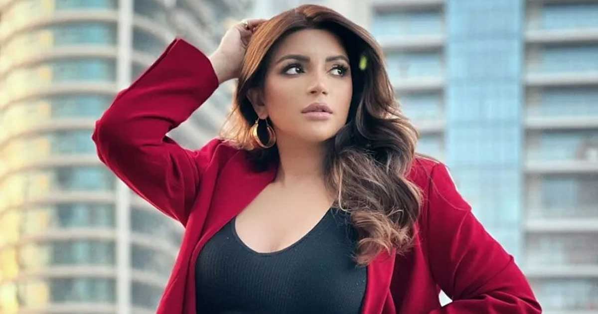 Shama Sikander learns to play guitar for 'Majnu Remix' with Mika Singh