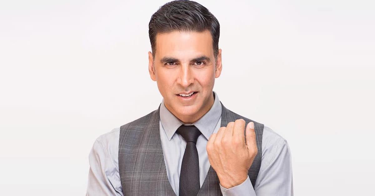 Akshay Kumar Was Hilariously Pulled Back By A Fan To click A Picture In Latest Viral Video