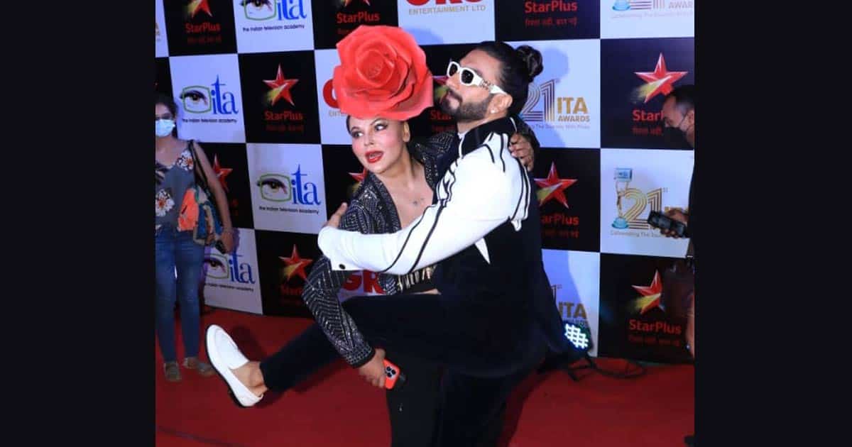 Rakhi Sawant & Ranveer Singh Have A Gala Time At The Red Carpet But Netizens End Up Trolling Her