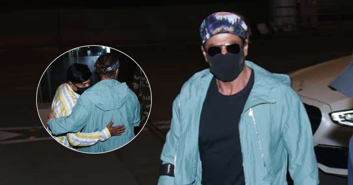 Shah Rukh Khan Greets A Jawan At Airport With Namaste; Video Goes Viral