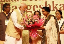 Asha Bhosle's tongue-in-cheek tidbits about Lata Didi regale PM, audience