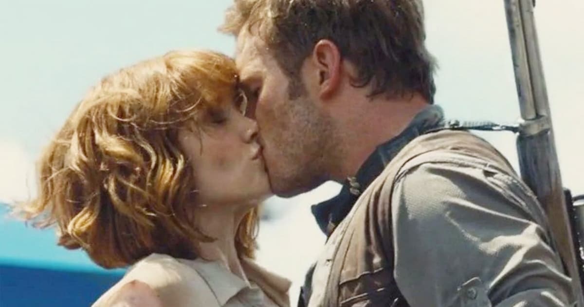 Jurassic World Trivia: Did You Know The Kiss Between Chris Pratt & Bryce Dallas Howard In Front Of '800 Background Artists' Was Unplanned?