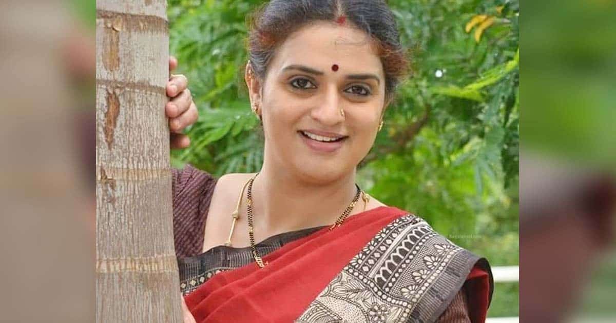 Actress Pavitra Lokesh lodges complaint with K'taka Cyber police