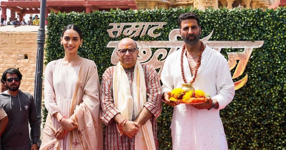 'Samrat Prithviraj' Co-Stars Akshay Kumar & Manushi Chhillar Pay Visit To Somnath Temple