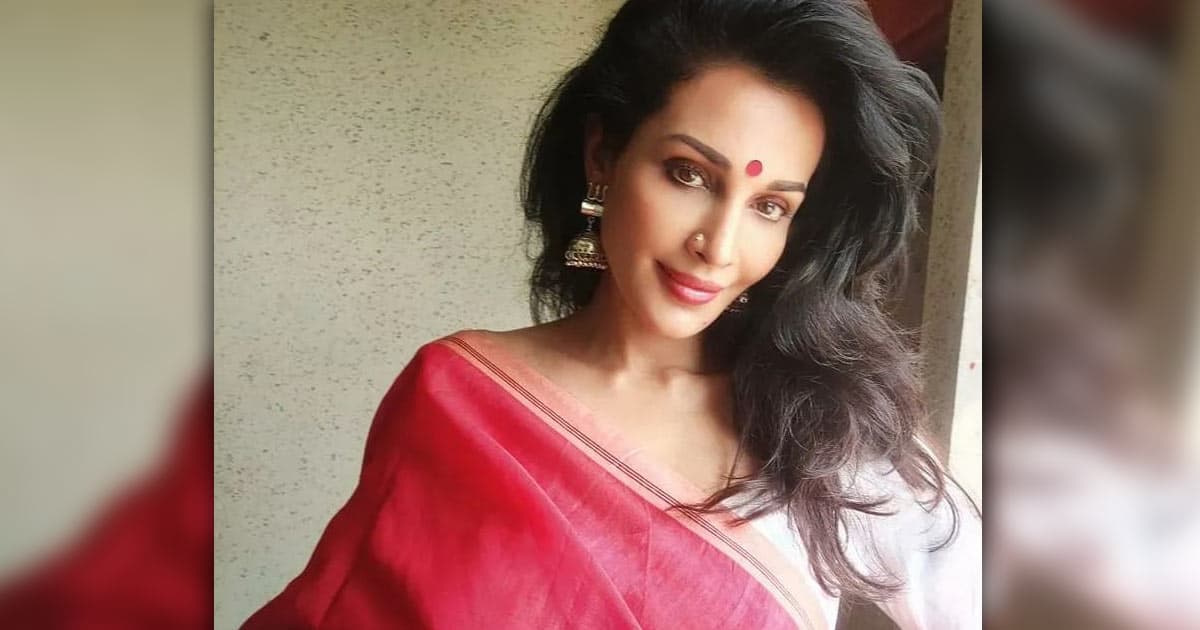 Flora Saini sets the internet on fire as she poses in a sexy towel