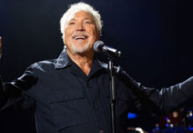 Tom Jones promises to perform live till he's 100 years old